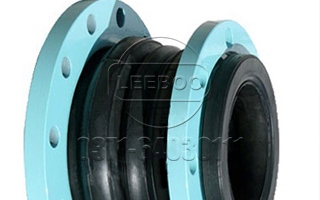 鑫利專(zhuān)家針對(duì)<a href=http://www.xinligd.com target=_blank class=infotextkey>橡膠接頭</a>兩端法蘭進(jìn)行除銹-.jpg