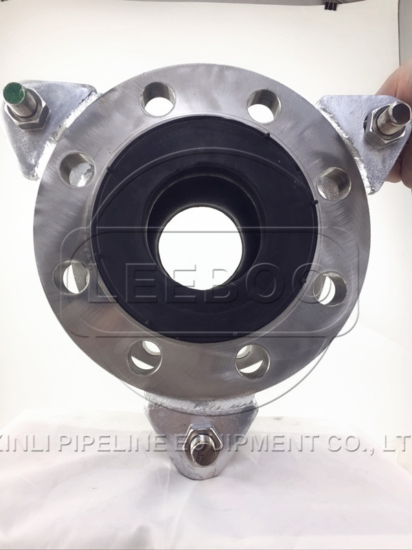 DN100鑫利<a href=http://www.xinligd.com target=_blank class=infotextkey>橡膠接頭</a>安裝實(shí)圖